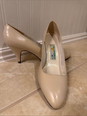 Liz Claiborne Nude/Cream Pointed-Toe Mid Heel Pumps